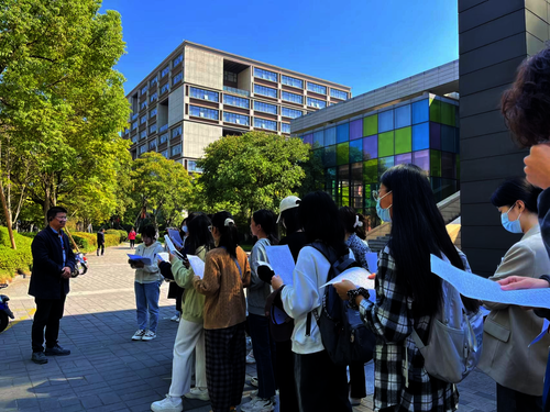 （赵小进老师为学院师生讲授植物知识）
