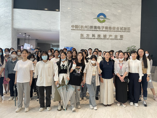 国商大一学生在浙江东方百富学习
